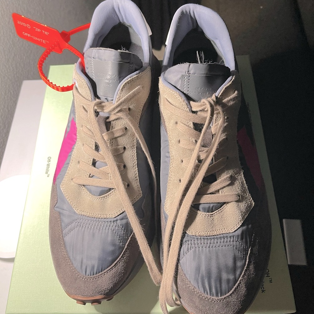 Off-White Sneaker - image 4